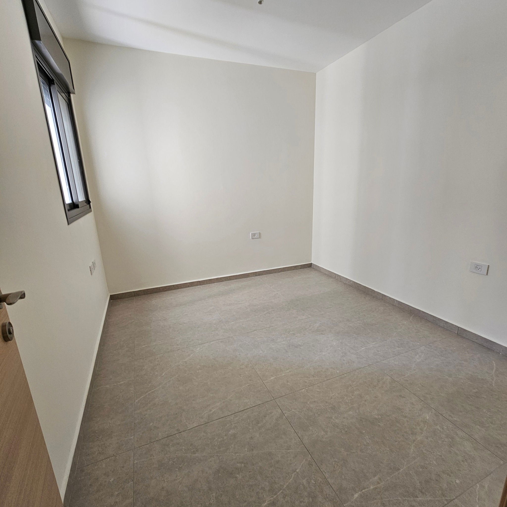 For rent on Rothschild Boulevard, 5-room apartment, 3rd floor, immediate entry