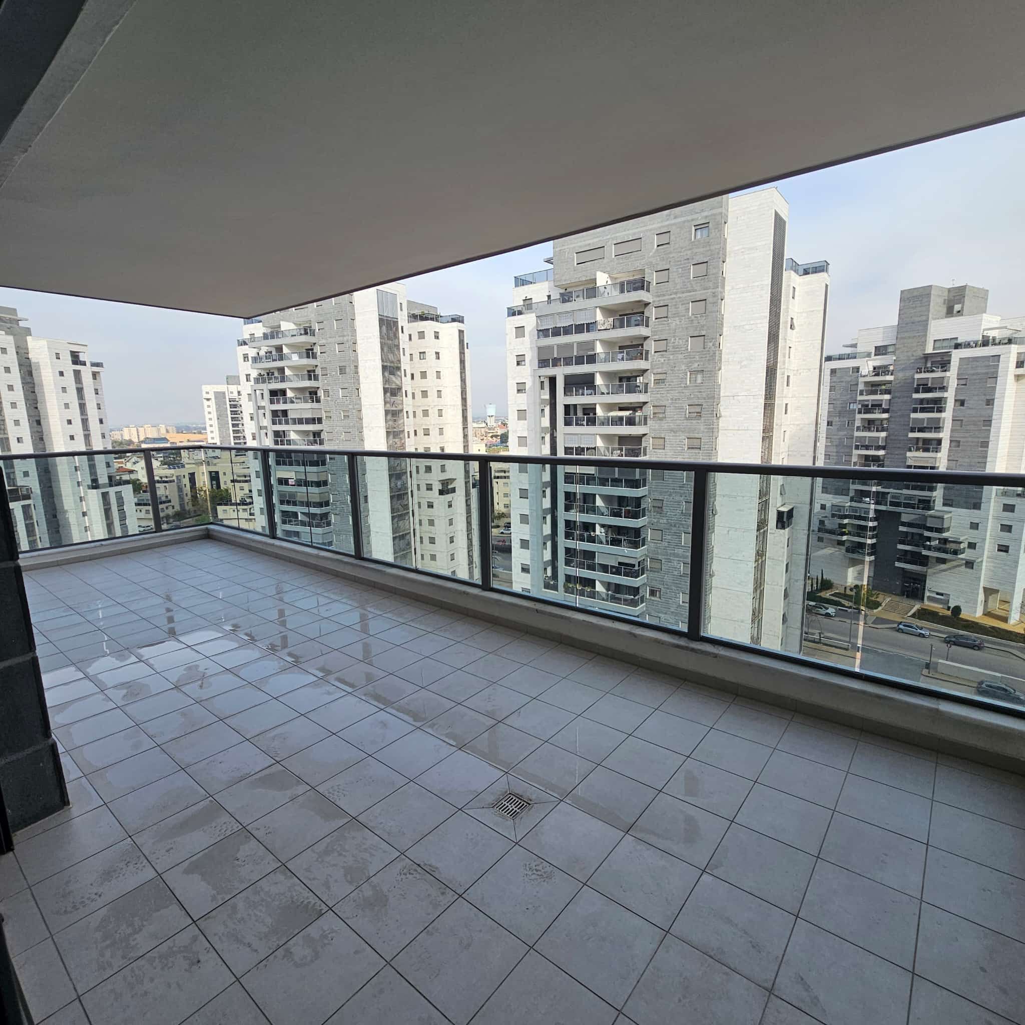 For rent 4-room apartment from the contractor in the new project on Rothschild Boulevard 4450 NIS