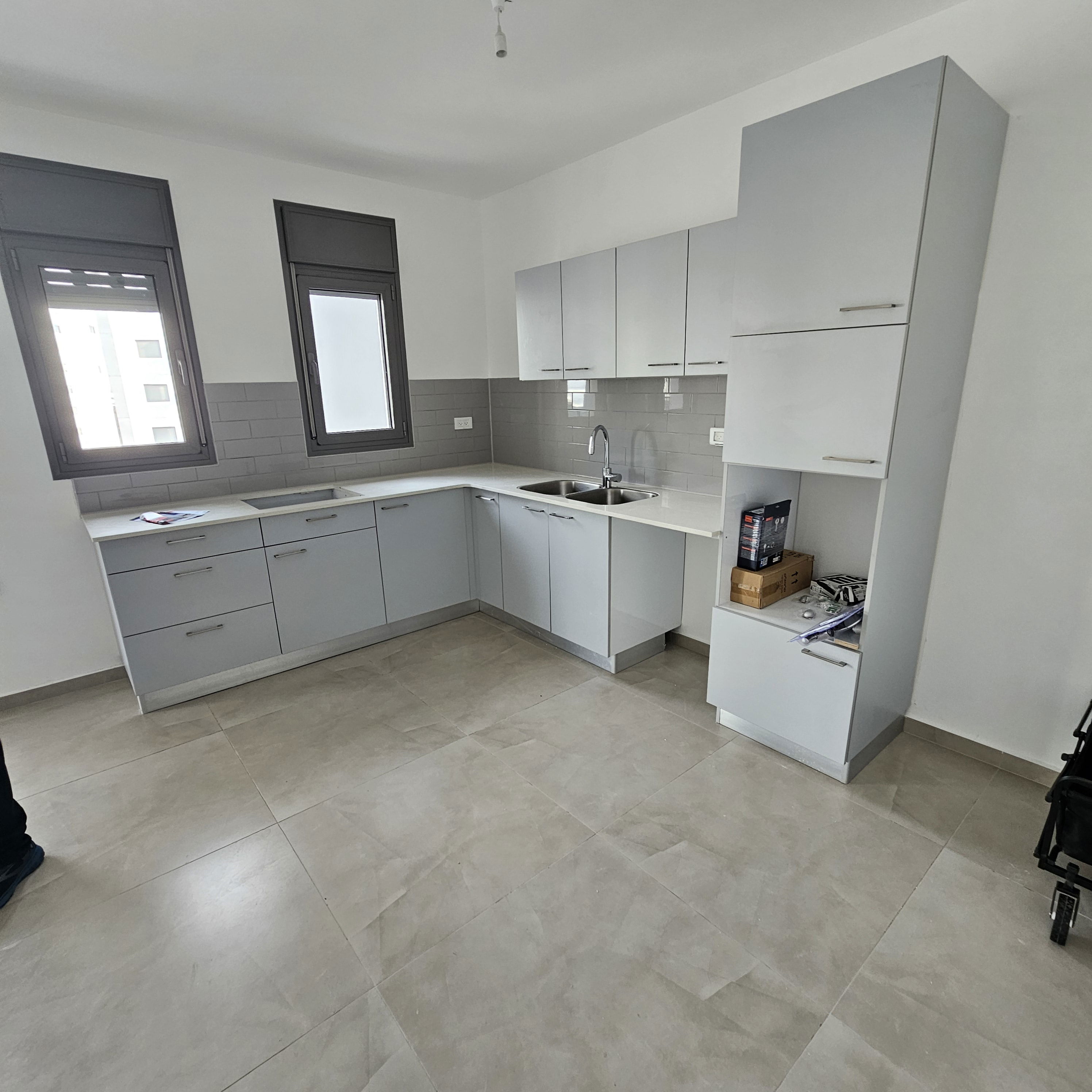 For rent 4-room apartment on Rothschild Street + 18-meter balcony, partial sukkah, price 4100 NIS