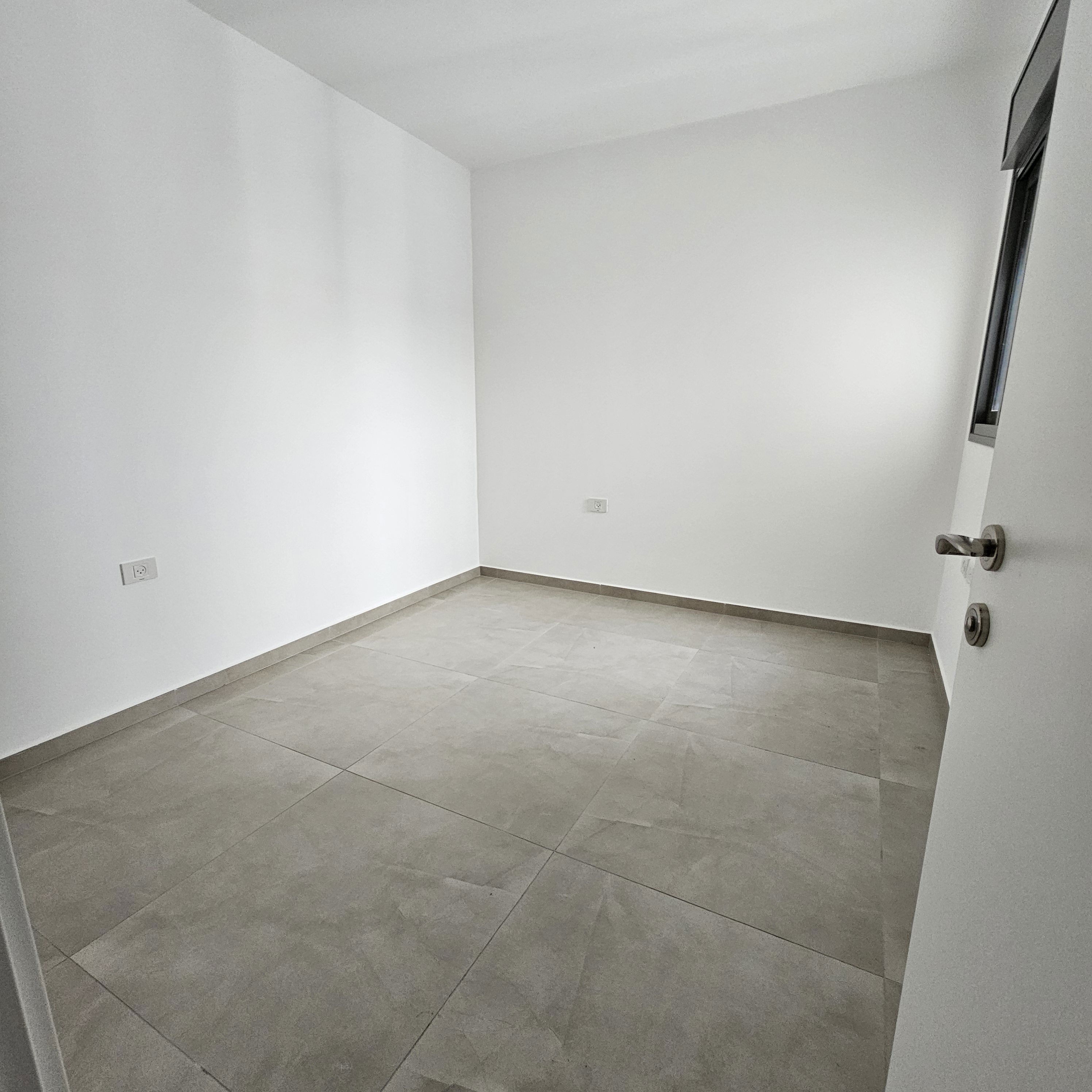 For rent 4-room apartment on Rothschild Street + 18-meter balcony, partial sukkah, price 4100 NIS