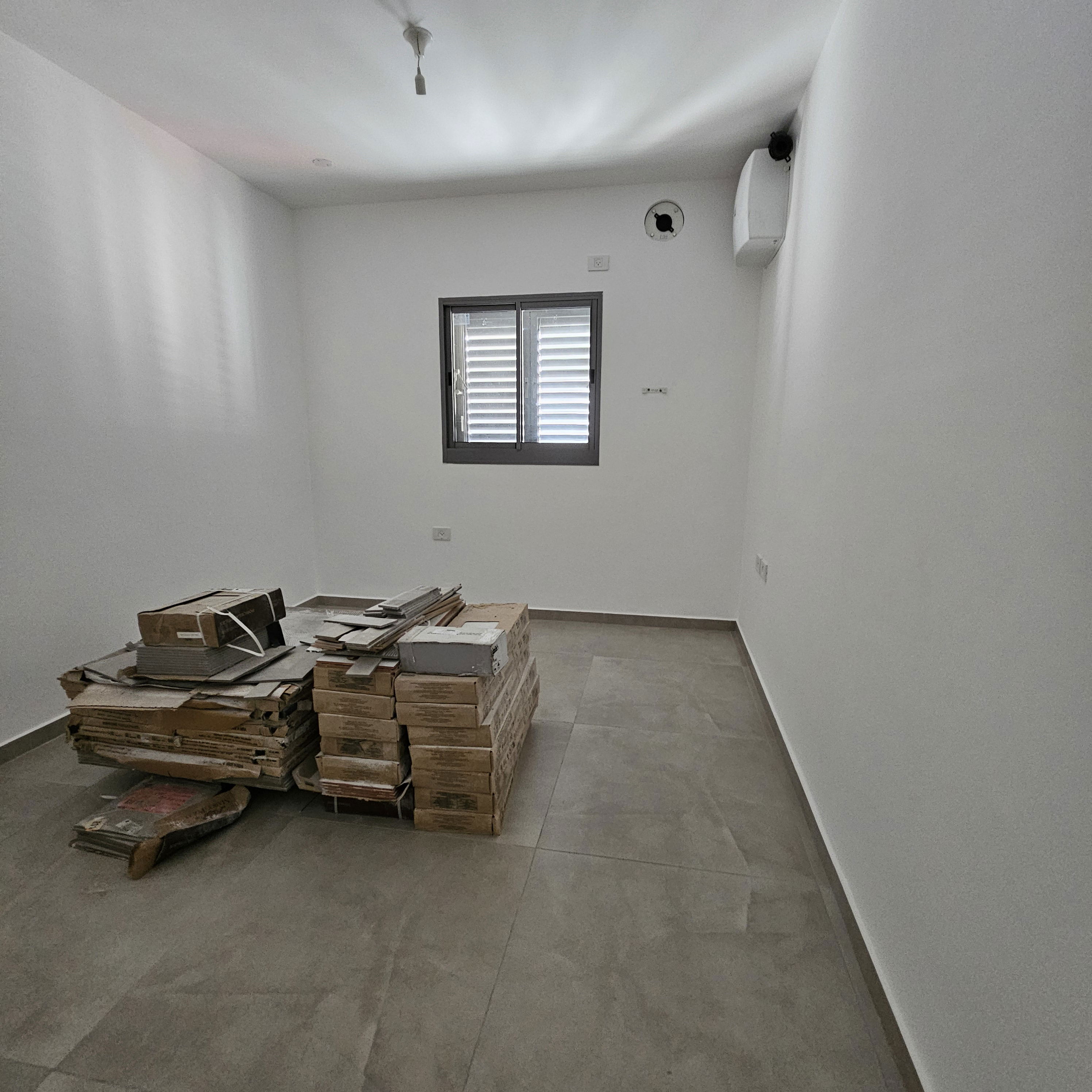 For rent 4-room apartment on Rothschild Street + 18-meter balcony, partial sukkah, price 4100 NIS