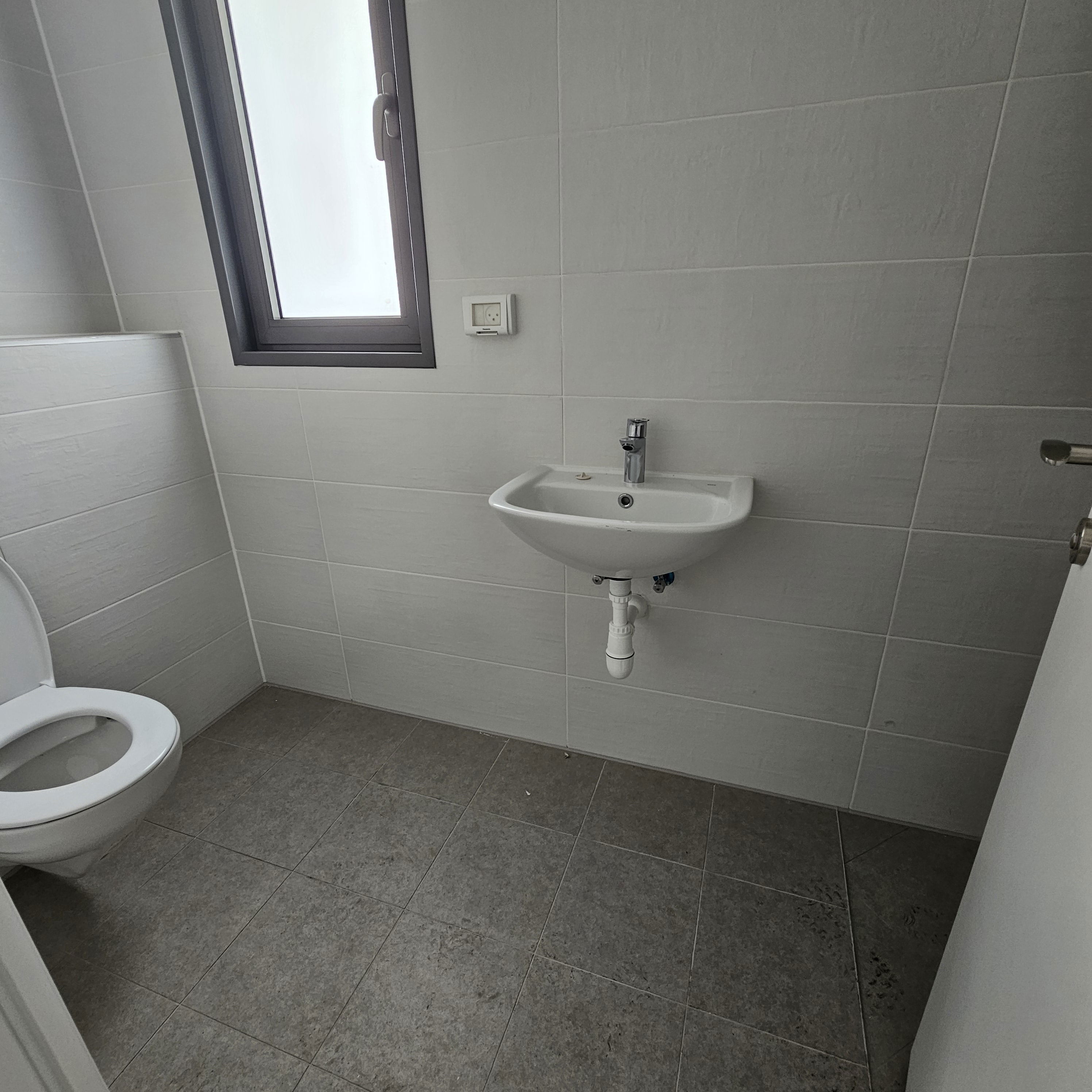 For rent 4-room apartment on Rothschild Street + 18-meter balcony, partial sukkah, price 4100 NIS