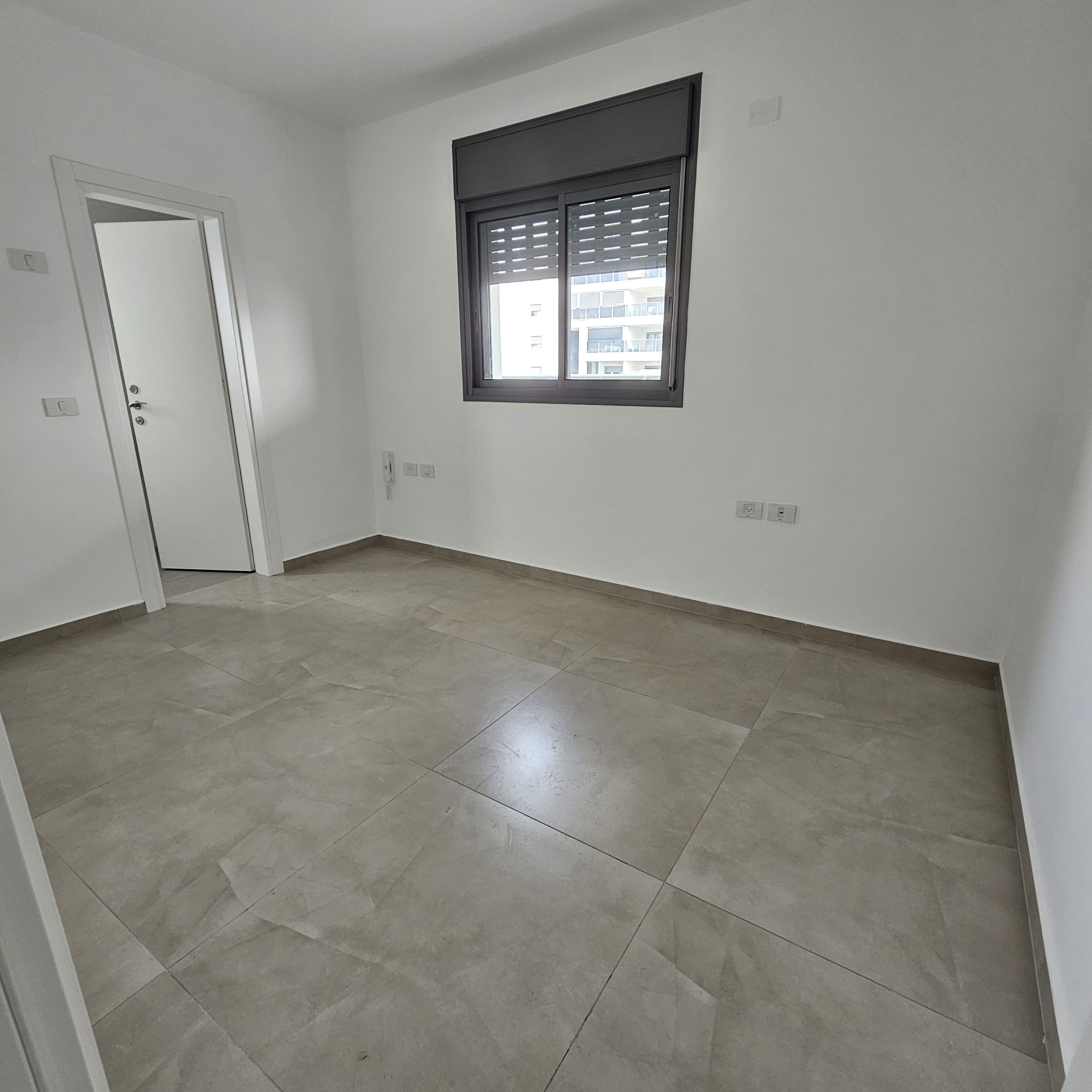 For rent 4-room apartment on Rothschild Street + 18-meter balcony, partial sukkah, price 4100 NIS