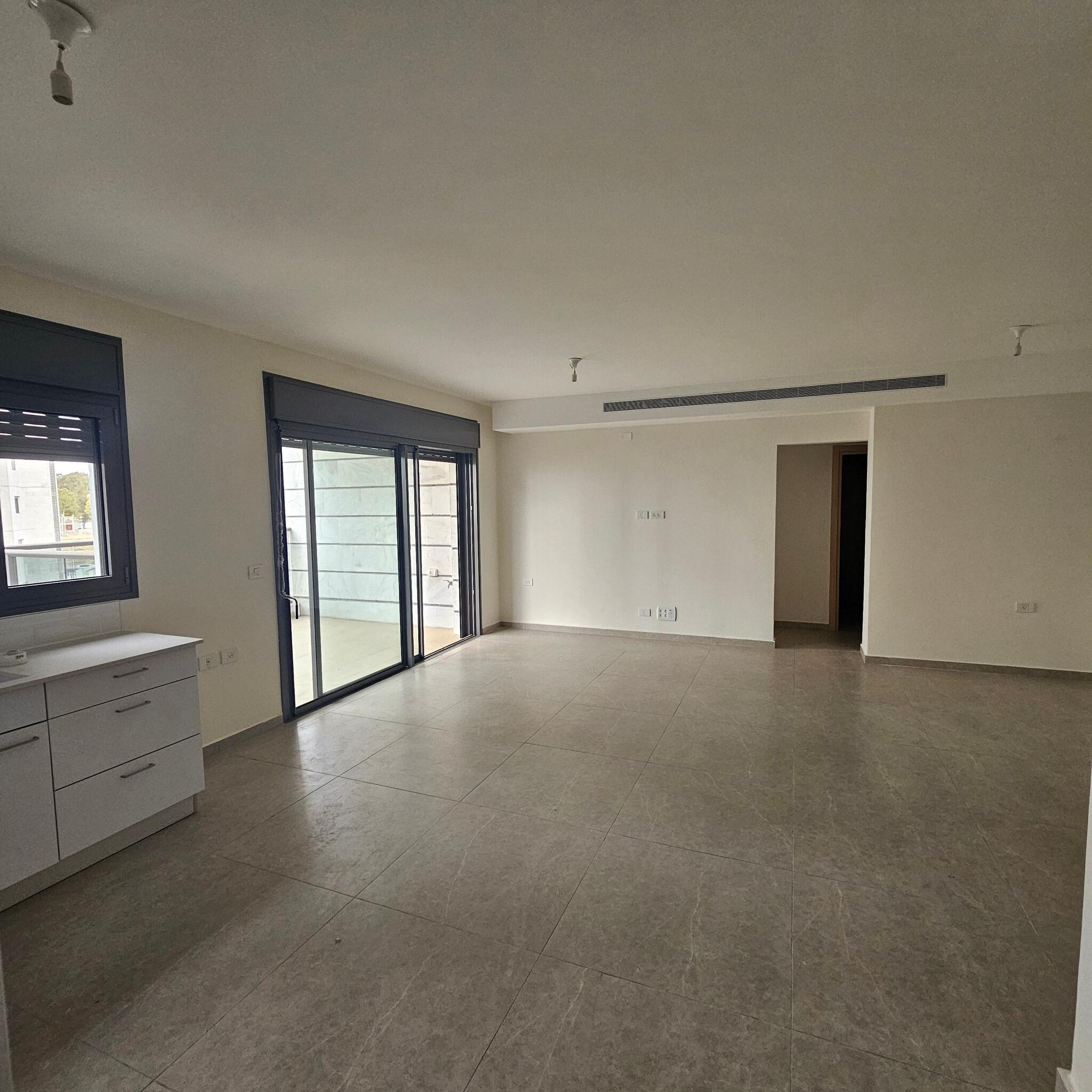 For rent in the Carmi Hanadiv neighborhood, 5-room apartment, 3rd floor