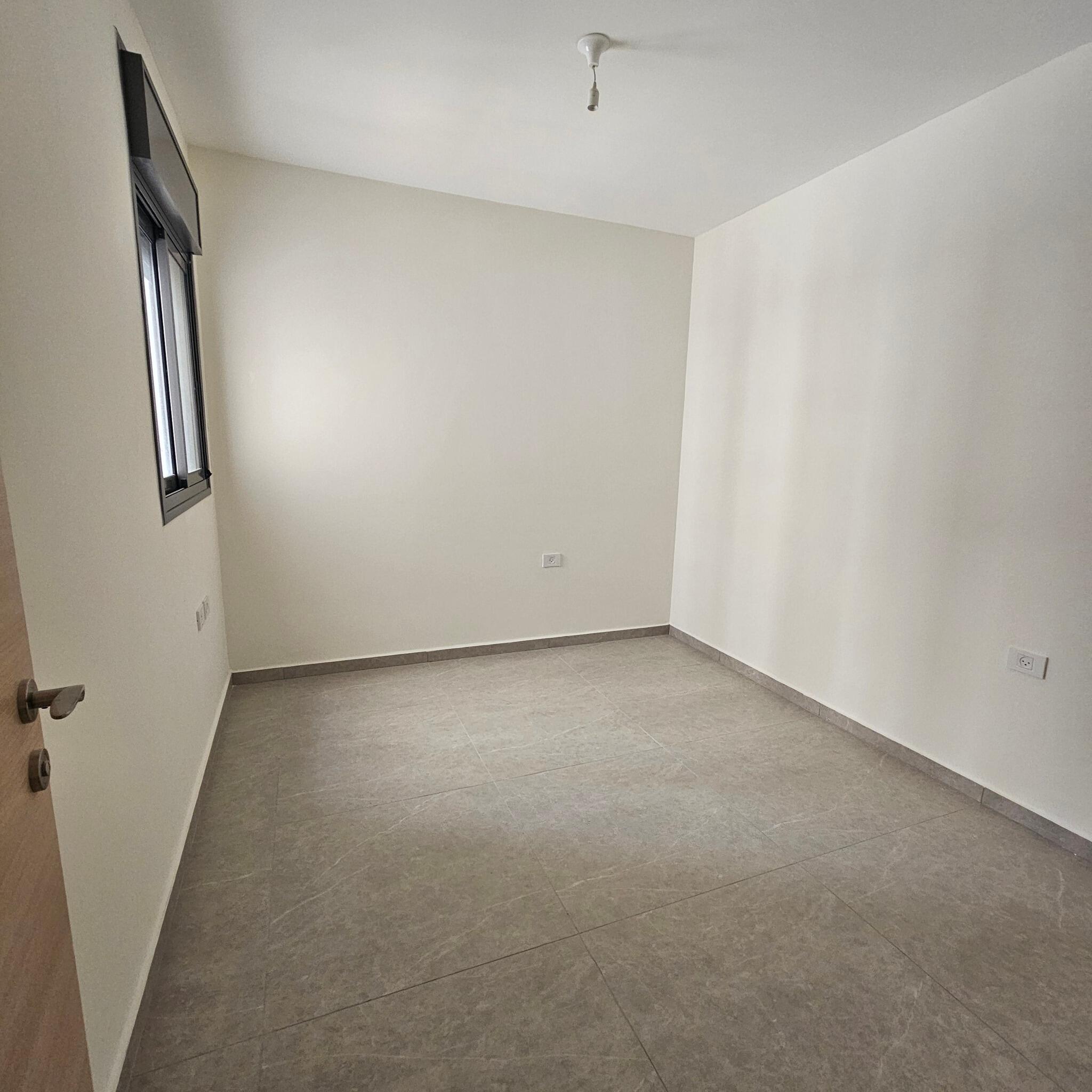 For rent in the Carmi Hanadiv neighborhood, 5-room apartment, 3rd floor