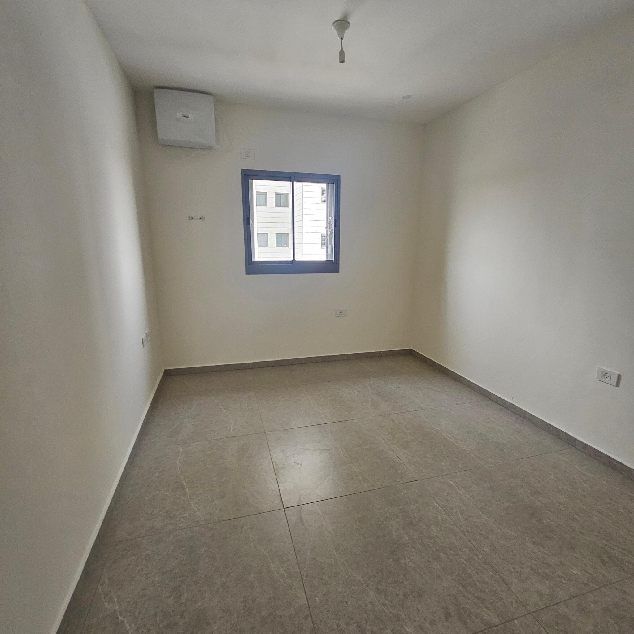 For rent in the Carmi Hanadiv neighborhood, 5-room apartment, 3rd floor