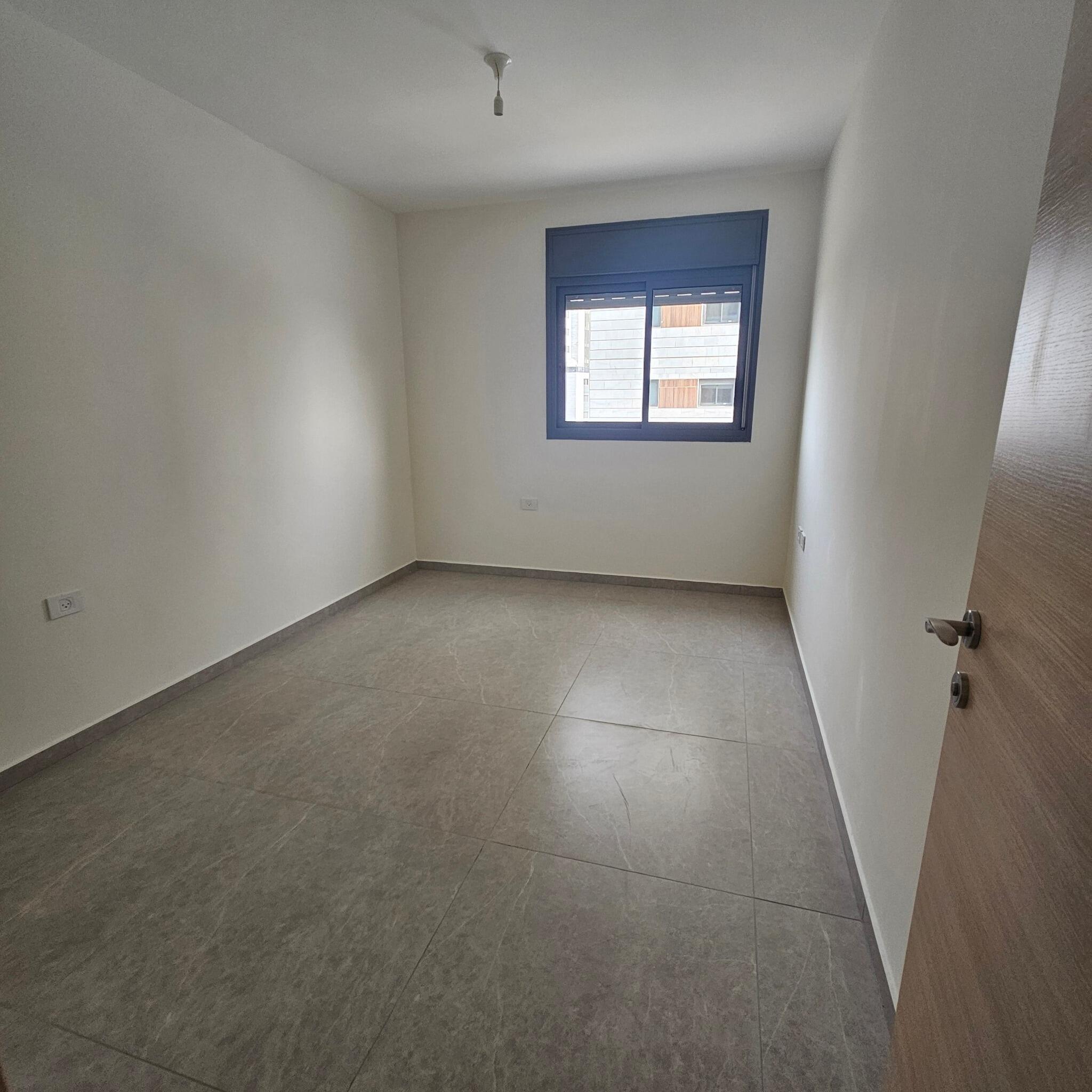 For rent in the Carmi Hanadiv neighborhood, 5-room apartment, 3rd floor