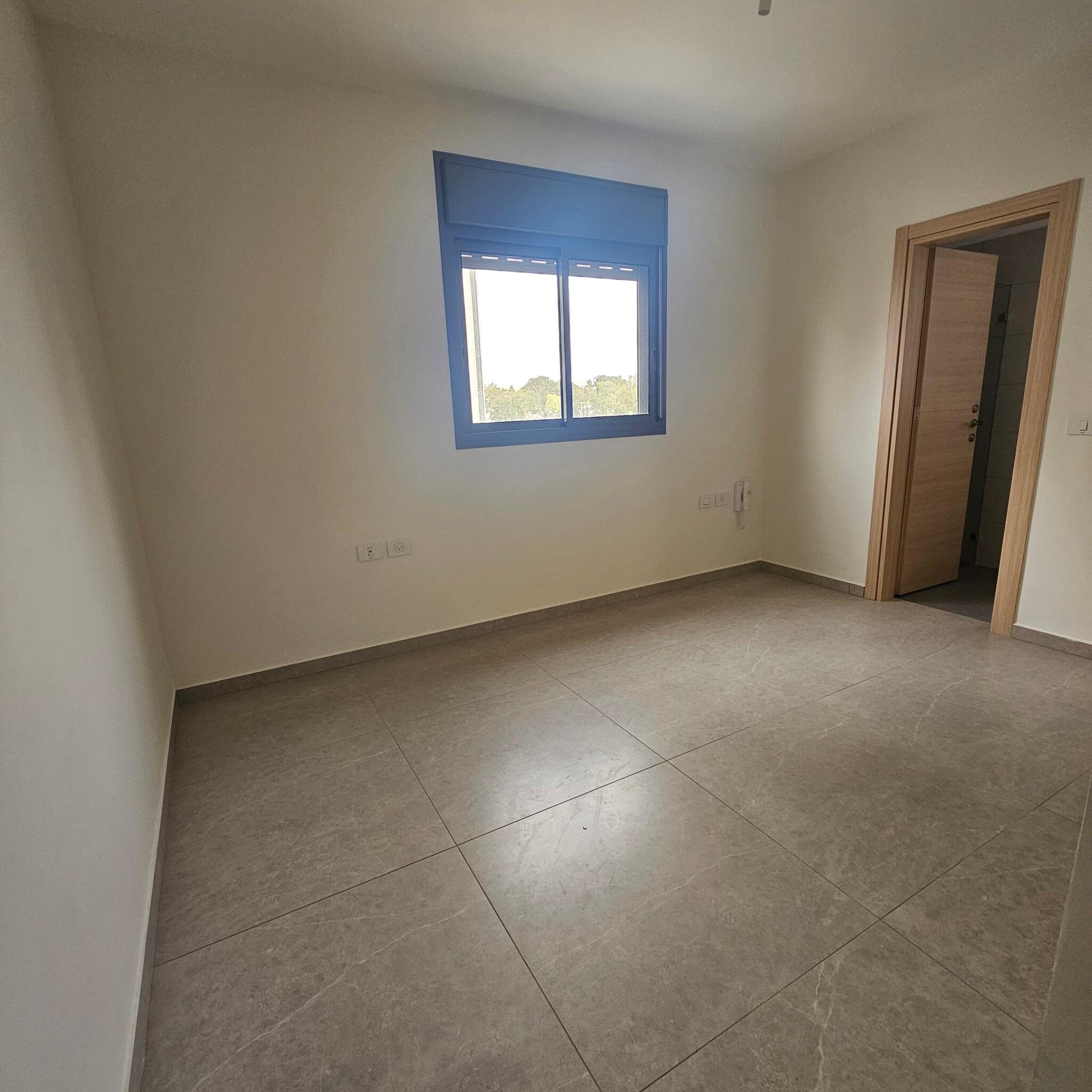 For rent in the Carmi Hanadiv neighborhood, 5-room apartment, 3rd floor