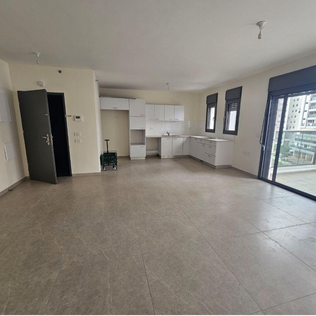 For rent in the Carmi Hanadiv neighborhood, 5-room apartment, 3rd floor