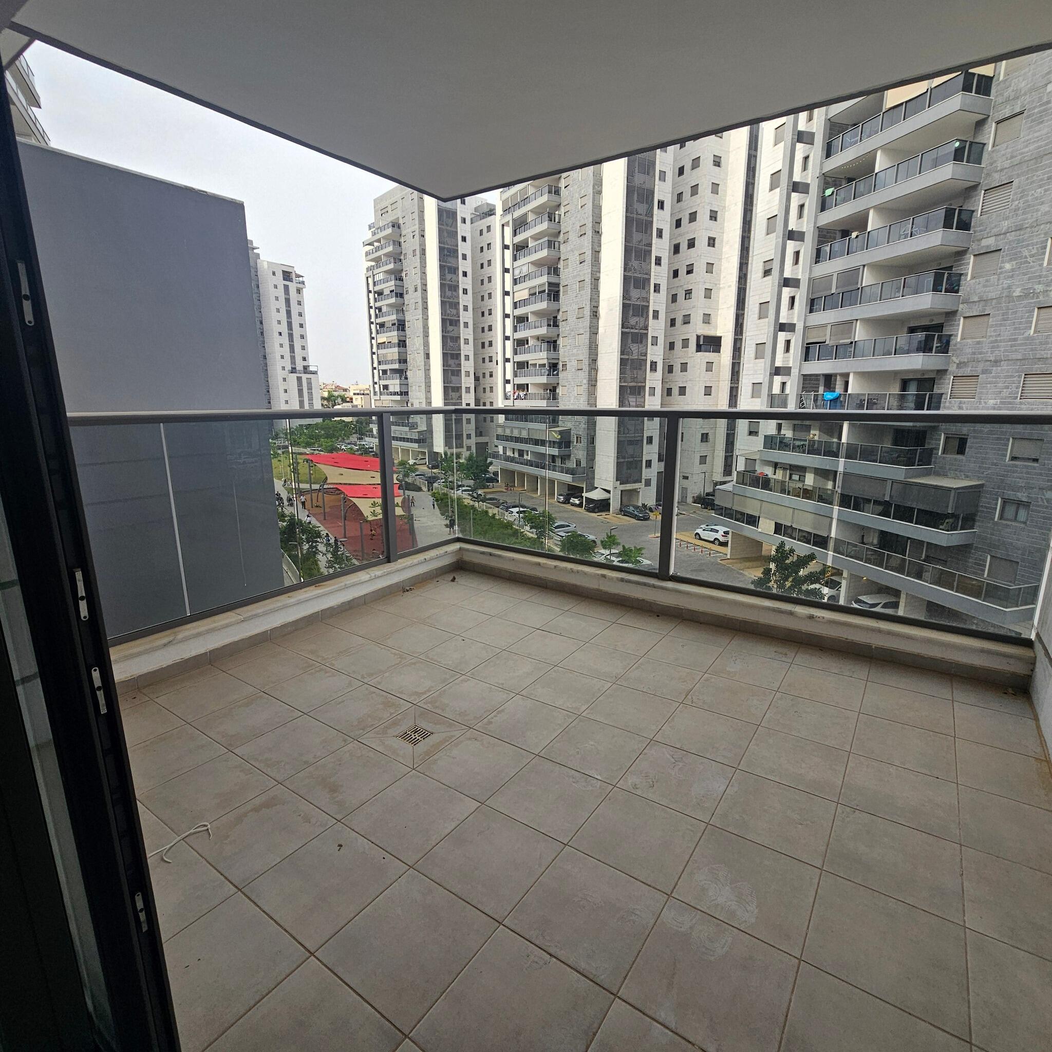 For rent in the Carmi Hanadiv neighborhood, 5-room apartment, 3rd floor