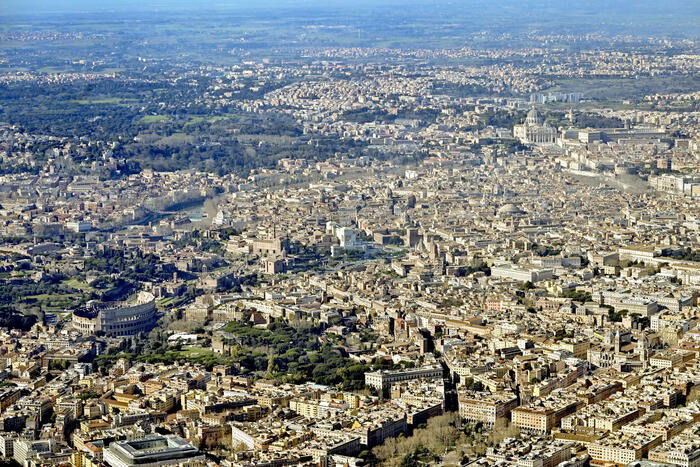 Mercado Imobiliário Italiano: Queda nas Transações, Mas Cresce a Compra da Primeira Casa em 2024