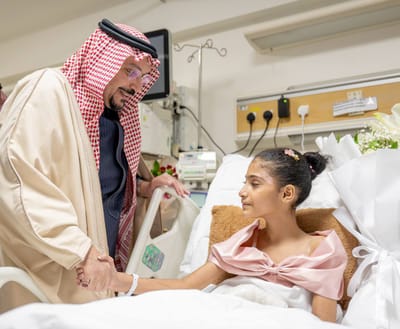 سمو أمير منطقة القصيم يزور الطفلة السودانية العنود الطريفي
