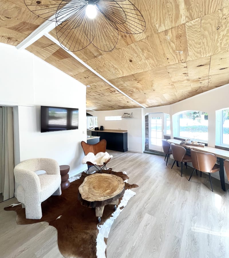 rénovation et aménagement d'une maison sur Mées destinée à la location courte durée " c'est une maison bleue adossée à la foret"