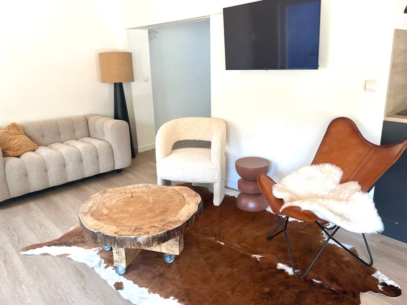 " c"est une maison bleue adossée à la foret " espace repas et salon