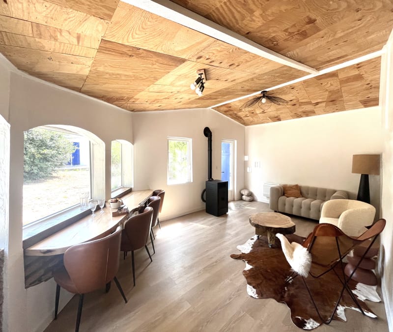 " c"est une maison bleue adossée à la foret " espace repas et salon