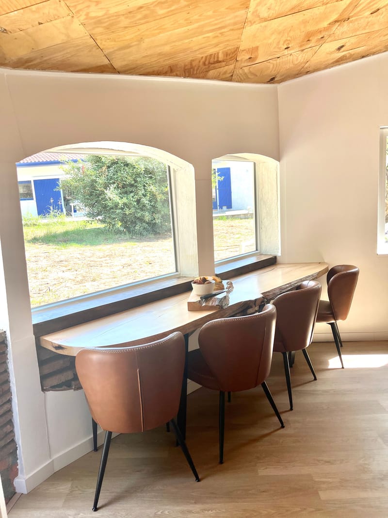 " c"est une maison bleue adossée à la foret " espace repas et salon