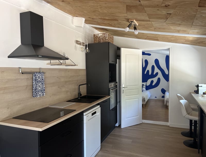 " c"est une maison bleue adossée à la foret " espace repas et salon