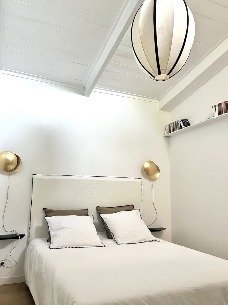 " c"est une maison bleue adossée à la foret ",chambres 1 et 2