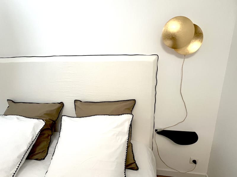 " c"est une maison bleue adossée à la foret ",chambres 1 et 2