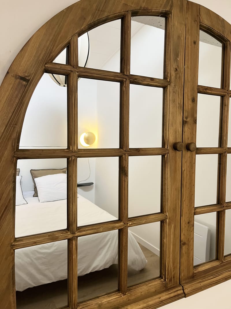 " c"est une maison bleue adossée à la foret ",chambres 1 et 2