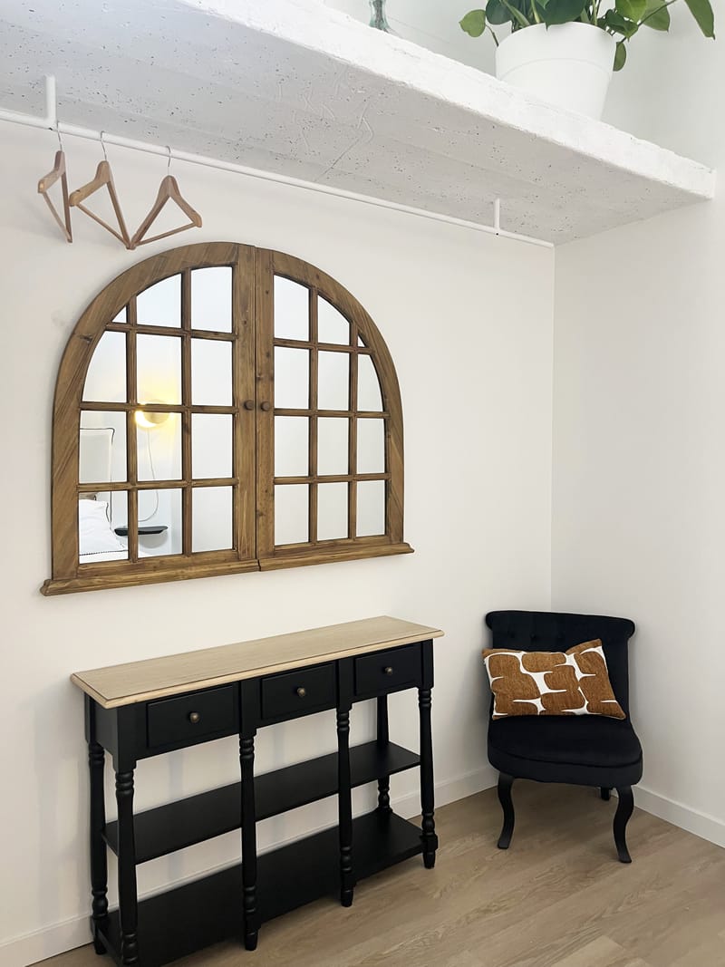 " c"est une maison bleue adossée à la foret ",chambres 1 et 2