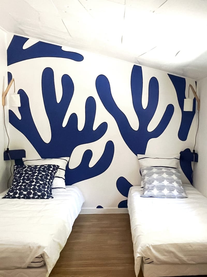 " c"est une maison bleue adossée à la foret ",chambres 1 et 2