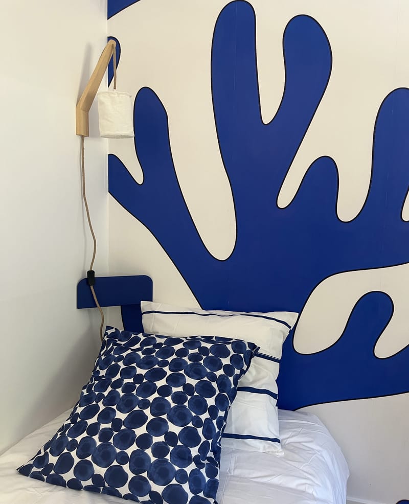 " c"est une maison bleue adossée à la foret ",chambres 1 et 2