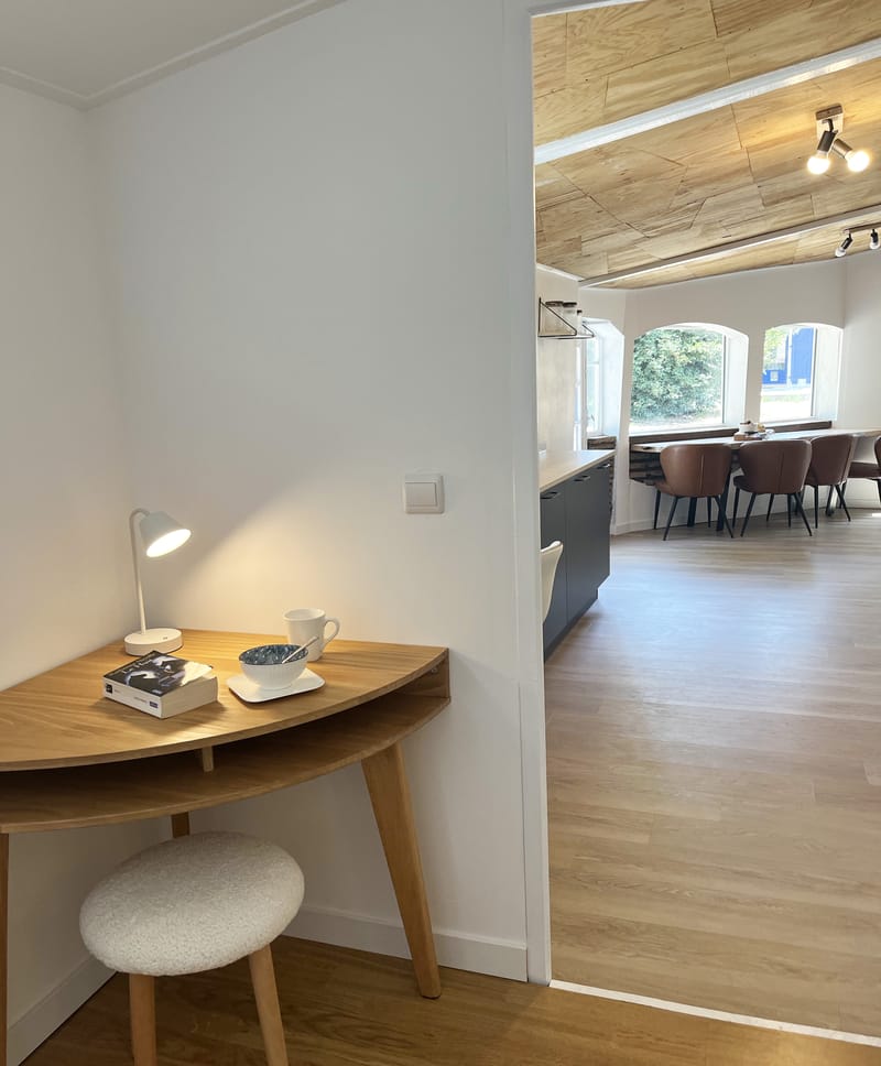 " c"est une maison bleue adossée à la foret ",chambres 1 et 2