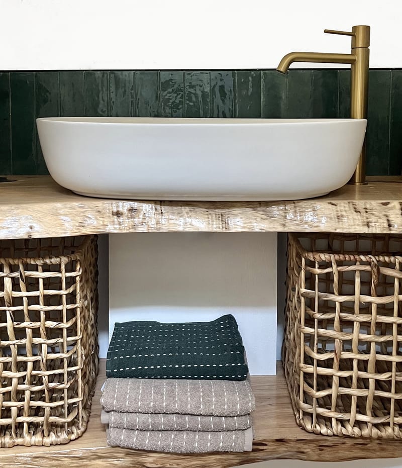 " c"est une maison bleue adossée à la foret ",SDB