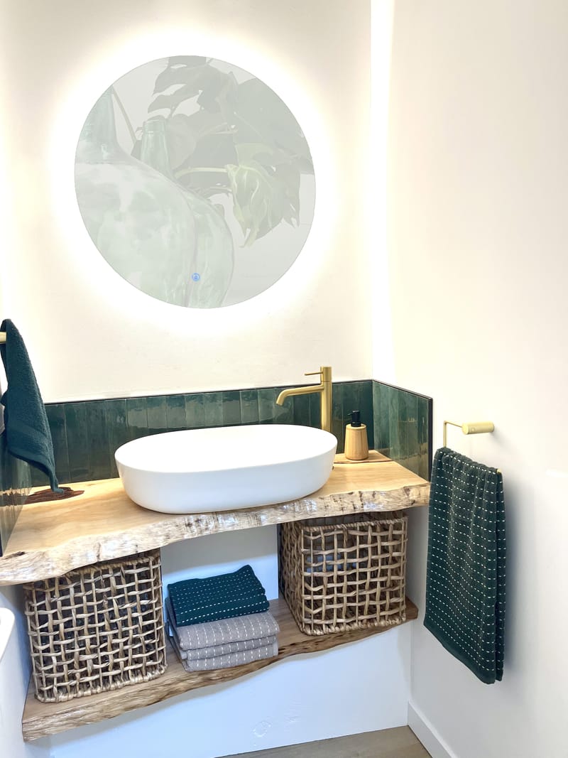 " c"est une maison bleue adossée à la foret ",SDB