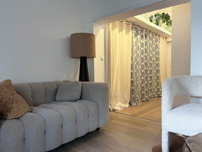 " c"est une maison bleue adossée à la foret " espace repas et salon