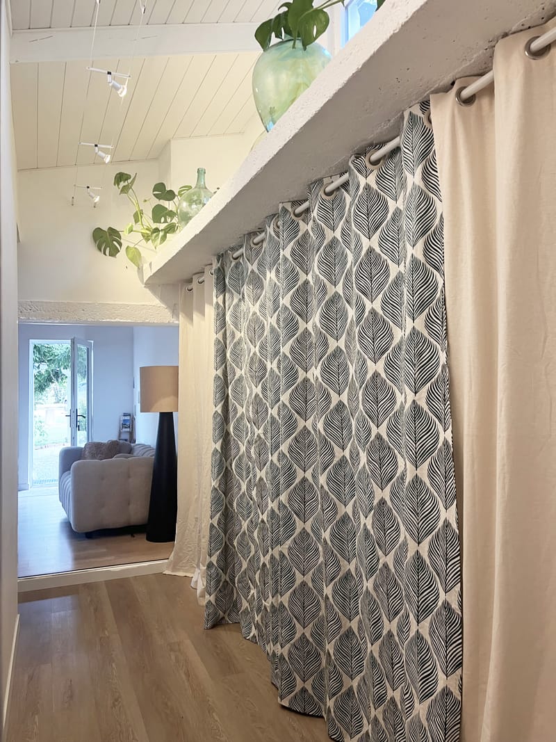 " c"est une maison bleue adossée à la foret ",SDB