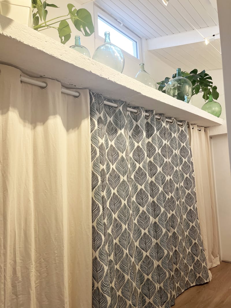 " c"est une maison bleue adossée à la foret ",SDB