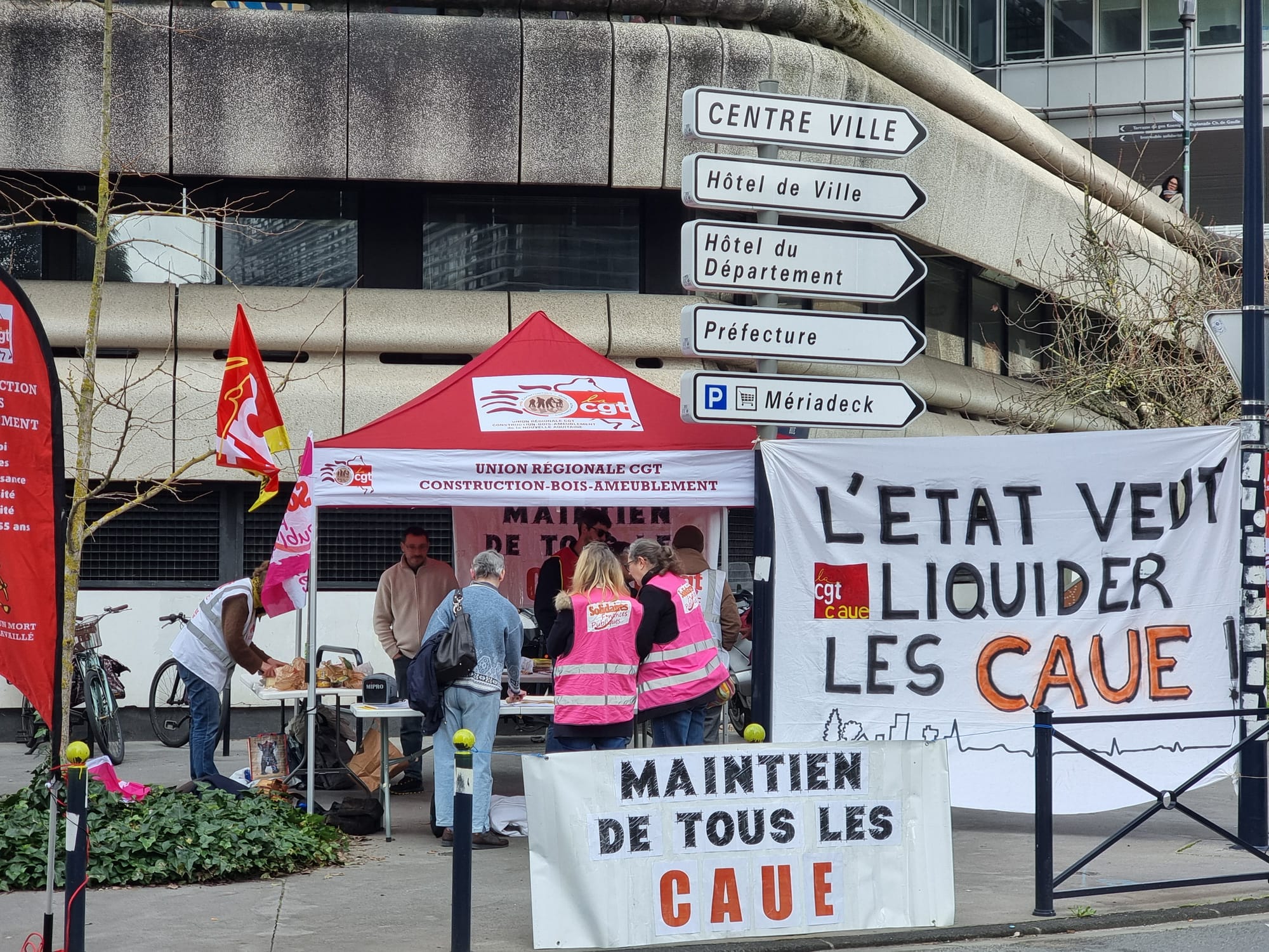 Les Articles du rassemblement devant Préfecture. Les photos et les films sont sur la Galerie ( avant dernier Onglet )
