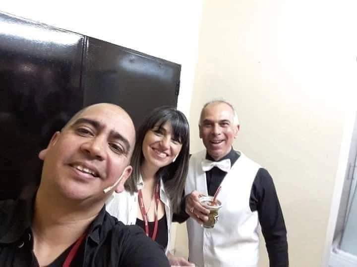 👉 Junto a mí compañera de conducción, Andrea y Marcelo integrante de Romanza minutos antes de comenzar!