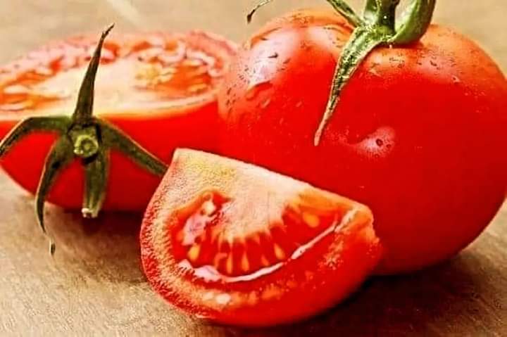 👉 El tomate tiene muchos beneficios.