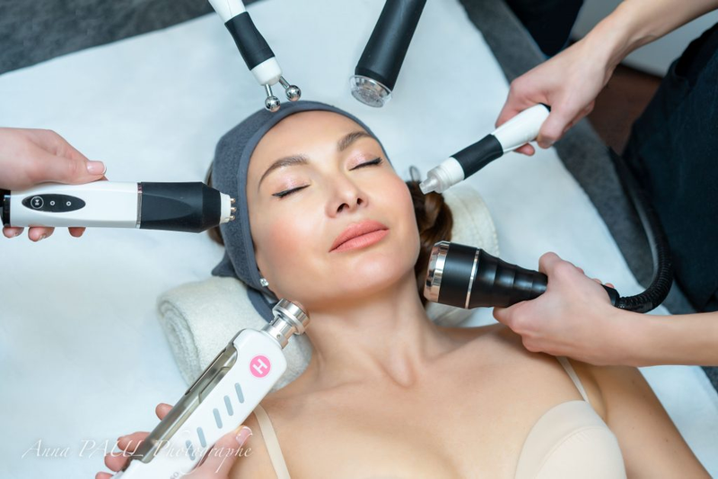 Soin hydrafacial (anti-rides, anti-taches et éclaircissant)