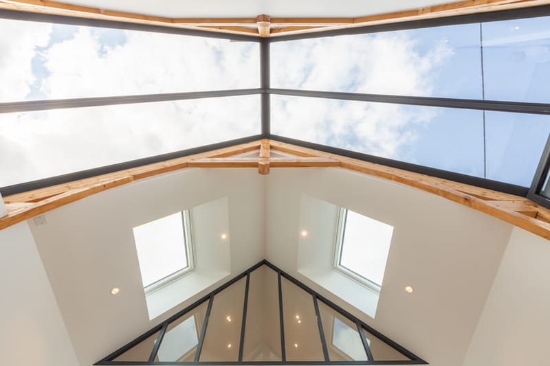 Que ce soit pour sublimer votre intérieur ou optimiser votre espace extérieur, nous concevons et fabriquons des solutions uniques, parfaitement adaptées à vos besoins et à l'esthétique de votre habitat 