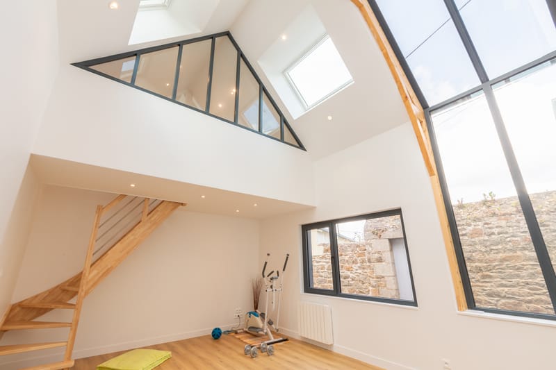 Que ce soit pour sublimer votre intérieur ou optimiser votre espace extérieur, nous concevons et fabriquons des solutions uniques, parfaitement adaptées à vos besoins et à l'esthétique de votre habitat 