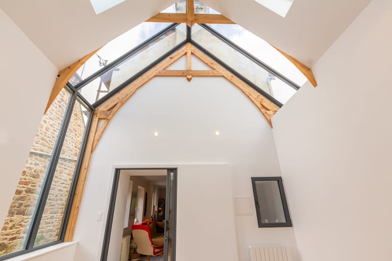 Que ce soit pour sublimer votre intérieur ou optimiser votre espace extérieur, nous concevons et fabriquons des solutions uniques, parfaitement adaptées à vos besoins et à l'esthétique de votre habitat 