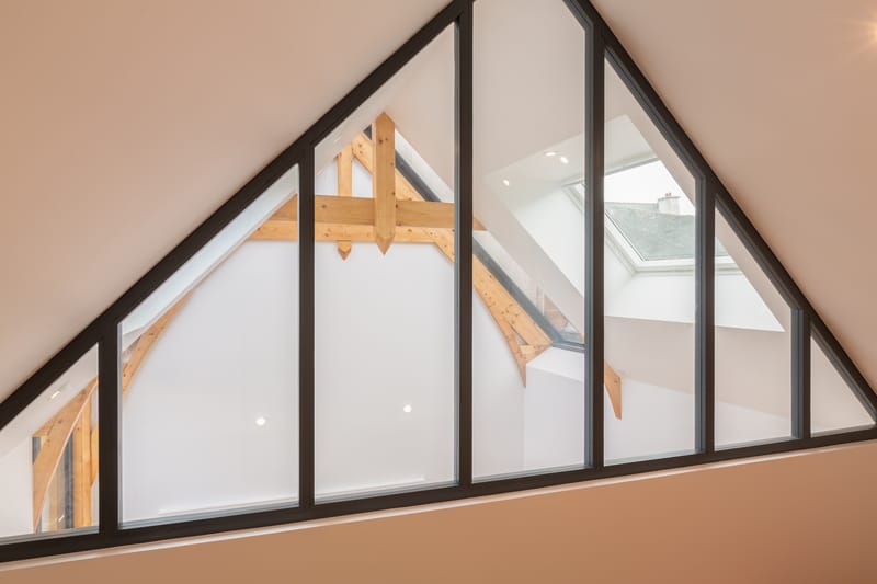 Que ce soit pour sublimer votre intérieur ou optimiser votre espace extérieur, nous concevons et fabriquons des solutions uniques, parfaitement adaptées à vos besoins et à l'esthétique de votre habitat 