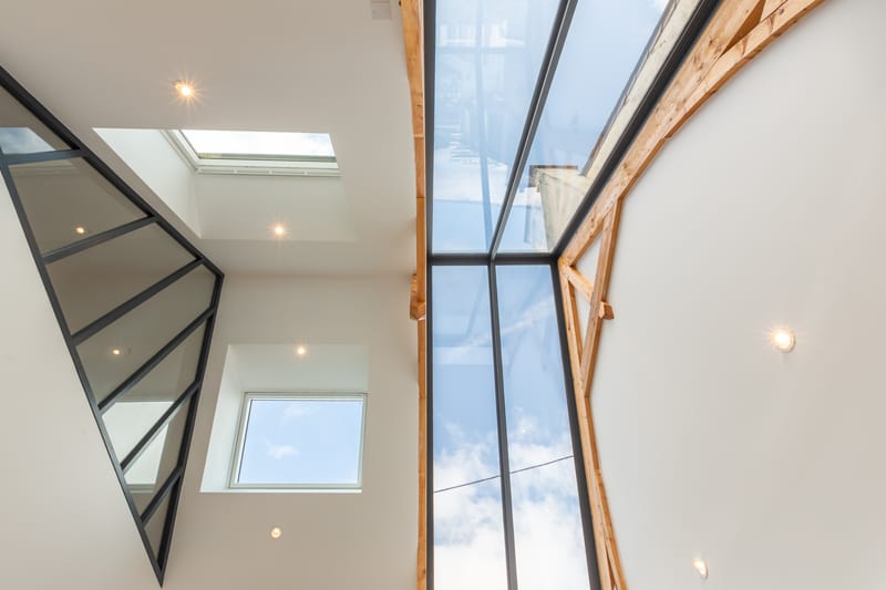 Que ce soit pour sublimer votre intérieur ou optimiser votre espace extérieur, nous concevons et fabriquons des solutions uniques, parfaitement adaptées à vos besoins et à l'esthétique de votre habitat 