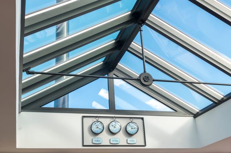 Ici, sur cette extension à Plouagat, nous privilégions l'apport de lumière naturelle pour créer un espace de vie ouverts et fonctionnels et des matériaux de qualité pour une extension durable et performante. 