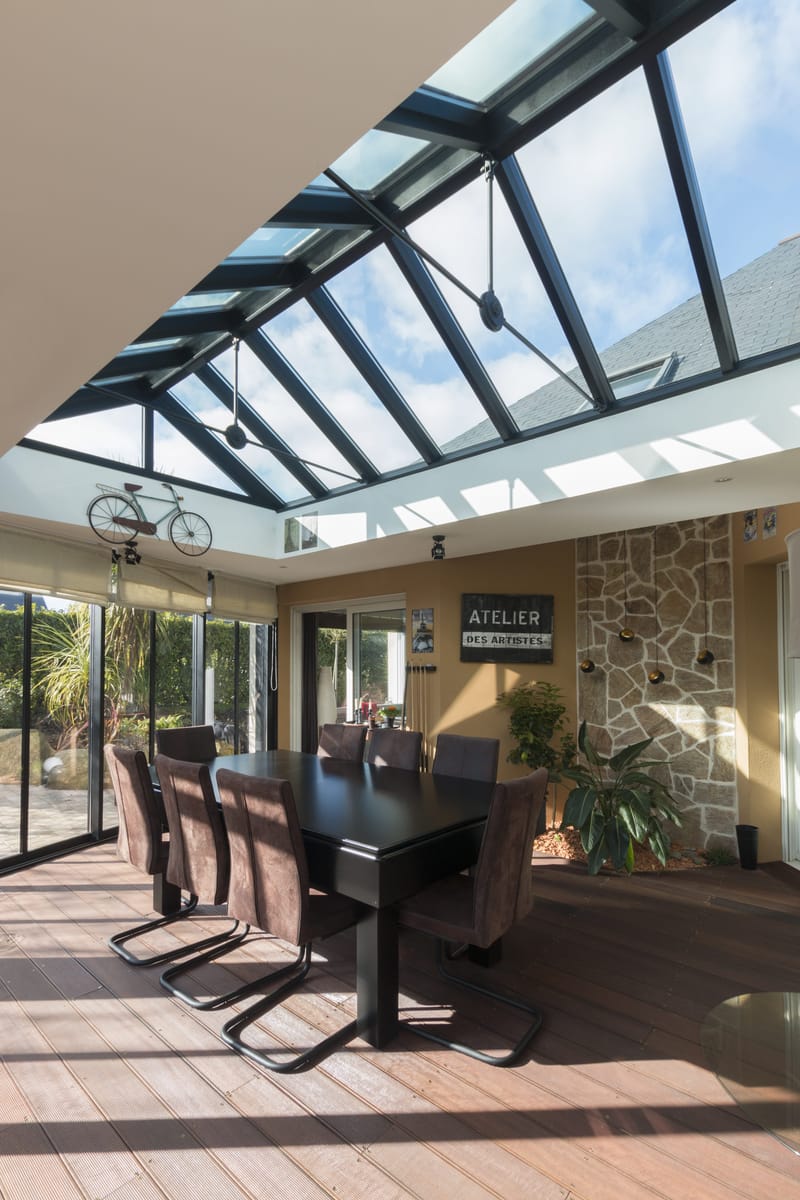 Ici, sur cette extension à Plouagat, nous privilégions l'apport de lumière naturelle pour créer un espace de vie ouverts et fonctionnels et des matériaux de qualité pour une extension durable et performante. 