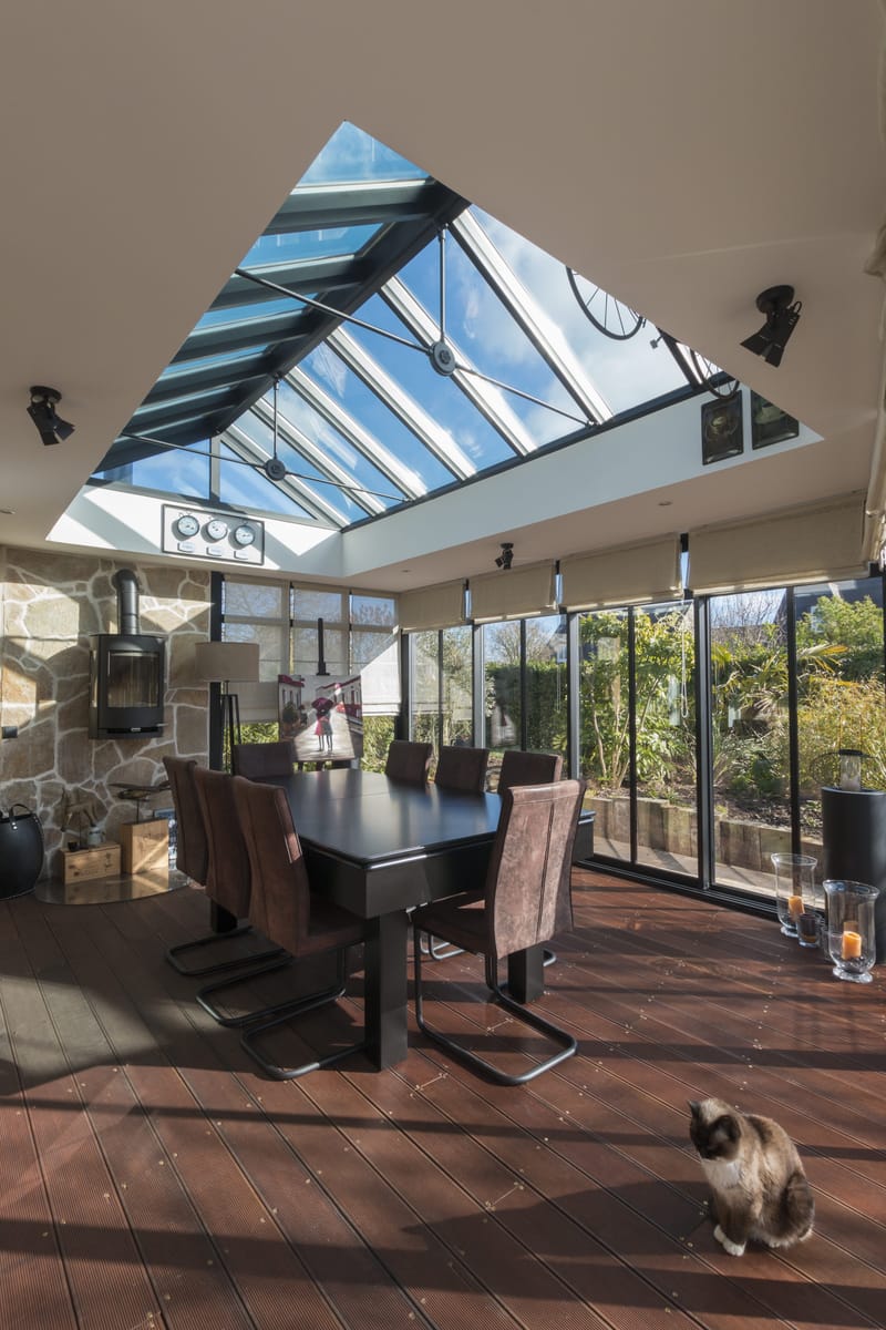 Ici, sur cette extension à Plouagat, nous privilégions l'apport de lumière naturelle pour créer un espace de vie ouverts et fonctionnels et des matériaux de qualité pour une extension durable et performante. 