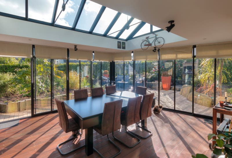 Ici, sur cette extension à Plouagat, nous privilégions l'apport de lumière naturelle pour créer un espace de vie ouverts et fonctionnels et des matériaux de qualité pour une extension durable et performante. 