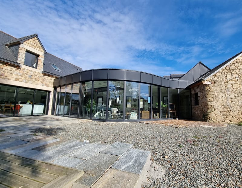 Nos projets d'agrandissement de maison en Côtes-d'Armor sont pensés pour s'intégrer harmonieusement à l'architecture existante de votre habitation, tout en y apportant une touche de modernité audacieuse. 