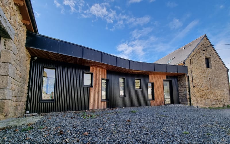 Nos projets d'agrandissement de maison en Côtes-d'Armor sont pensés pour s'intégrer harmonieusement à l'architecture existante de votre habitation, tout en y apportant une touche de modernité audacieuse. 