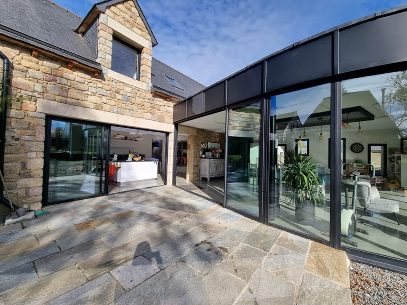 Nos projets d'agrandissement de maison en Côtes-d'Armor sont pensés pour s'intégrer harmonieusement à l'architecture existante de votre habitation, tout en y apportant une touche de modernité audacieuse. 