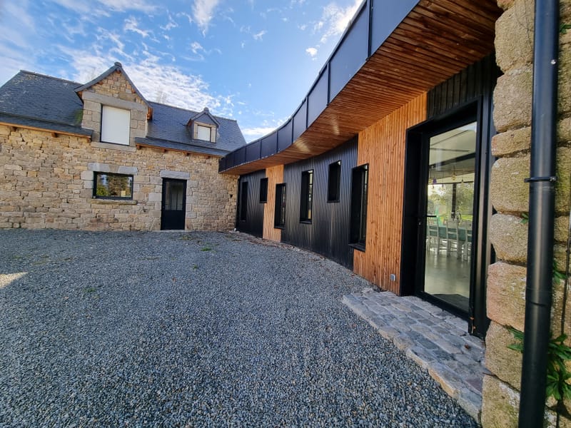 Nos projets d'agrandissement de maison en Côtes-d'Armor sont pensés pour s'intégrer harmonieusement à l'architecture existante de votre habitation, tout en y apportant une touche de modernité audacieuse. 